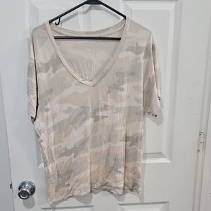 American‎ Eagle Outfitters Beige Camo V-Neck Soft & Sexy Size Medium